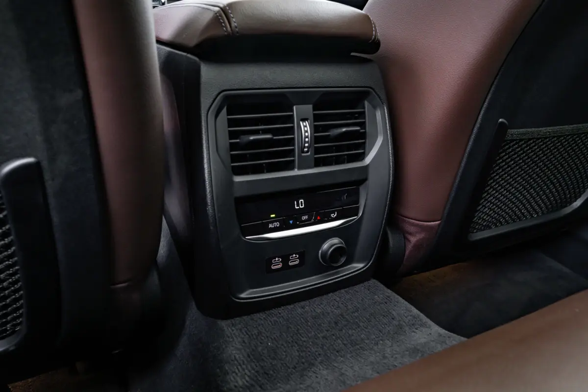 320i High Executive Edition l M Styling l Leder Interieur l Pano Dak l Stoelverwarming l LED l 19"l Navi l Harman Kardon Sound