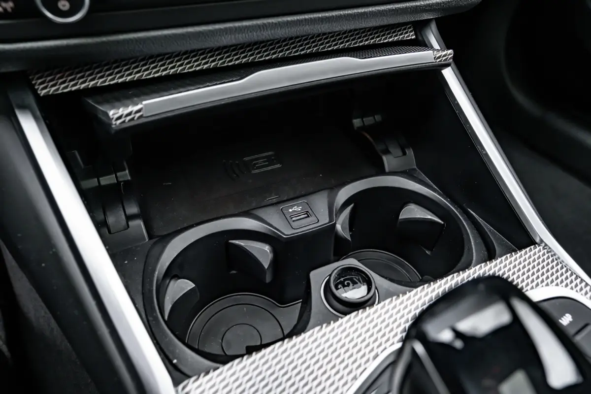 320i High Executive Edition l M Styling l Leder Interieur l Pano Dak l Stoelverwarming l LED l 19"l Navi l Harman Kardon Sound