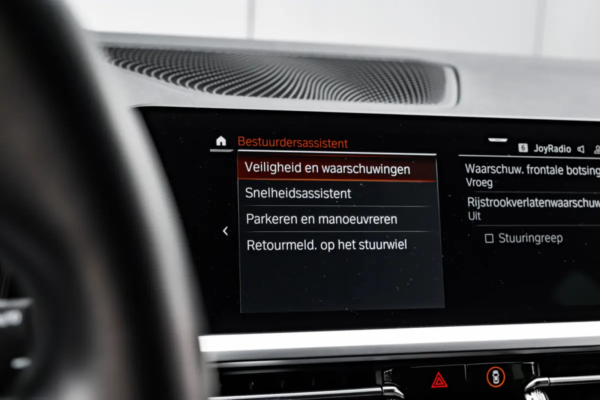 320i High Executive Edition l M Styling l Leder Interieur l Pano Dak l Stoelverwarming l LED l 19"l Navi l Harman Kardon Sound