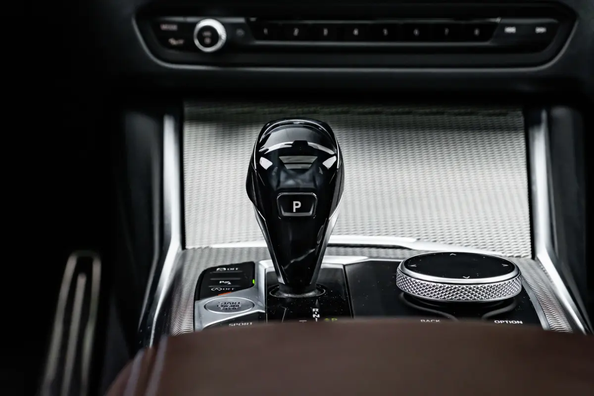 320i High Executive Edition l M Styling l Leder Interieur l Pano Dak l Stoelverwarming l LED l 19"l Navi l Harman Kardon Sound