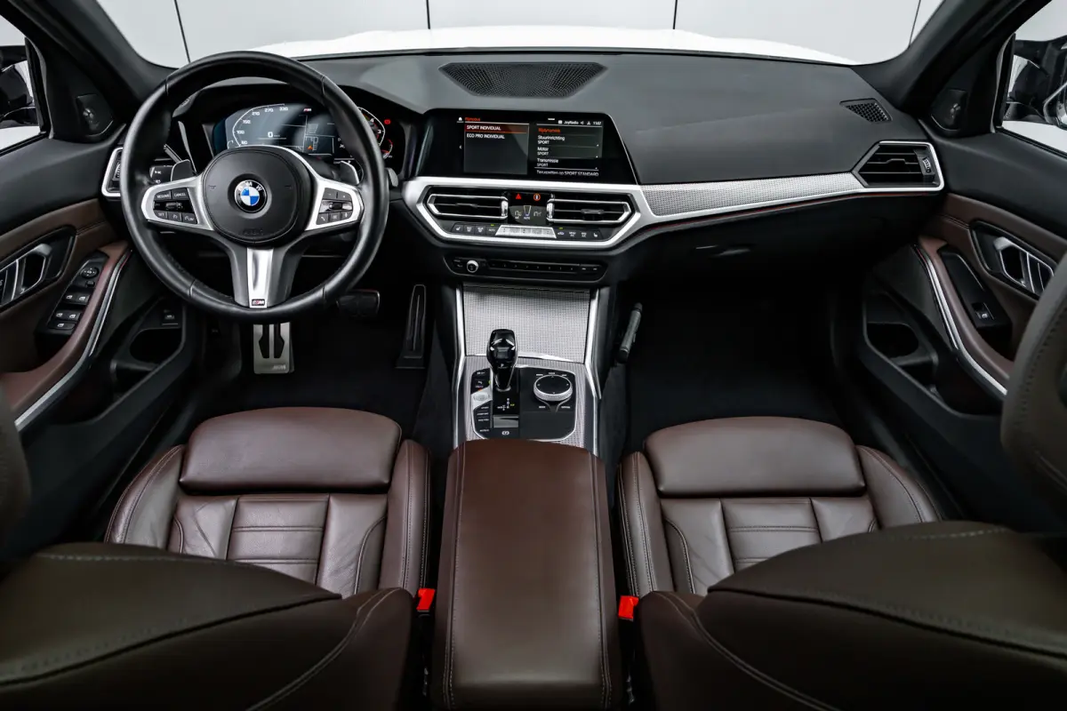 320i High Executive Edition l M Styling l Leder Interieur l Pano Dak l Stoelverwarming l LED l 19"l Navi l Harman Kardon Sound