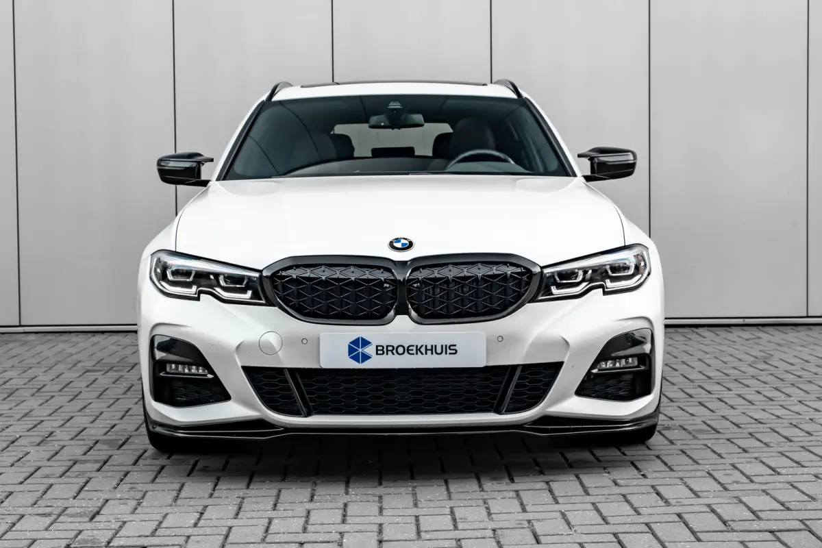 320i High Executive Edition l M Styling l Leder Interieur l Pano Dak l Stoelverwarming l LED l 19"l Navi l Harman Kardon Sound