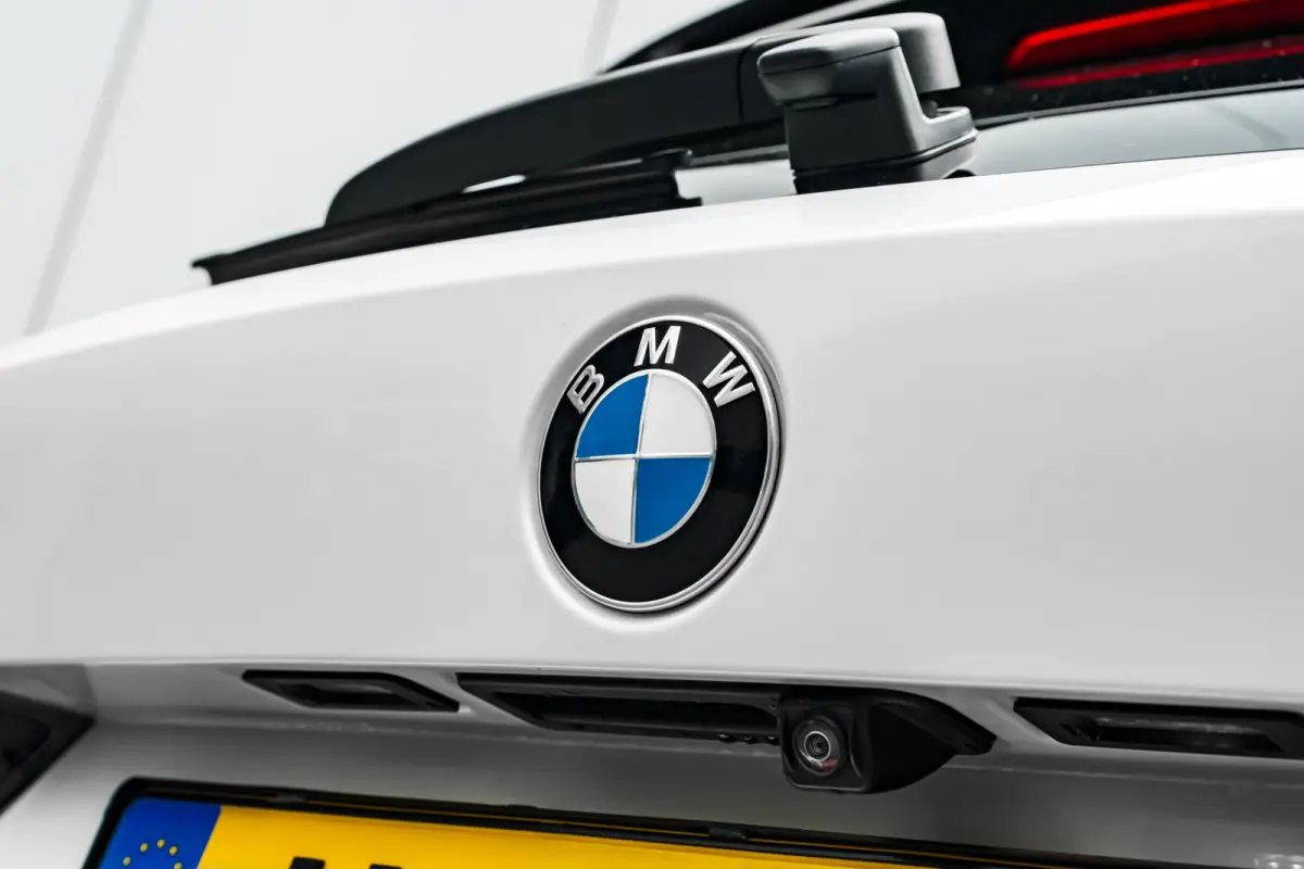 320i High Executive Edition l M Styling l Leder Interieur l Pano Dak l Stoelverwarming l LED l 19"l Navi l Harman Kardon Sound