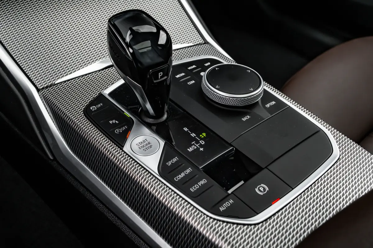 320i High Executive Edition l M Styling l Leder Interieur l Pano Dak l Stoelverwarming l LED l 19"l Navi l Harman Kardon Sound
