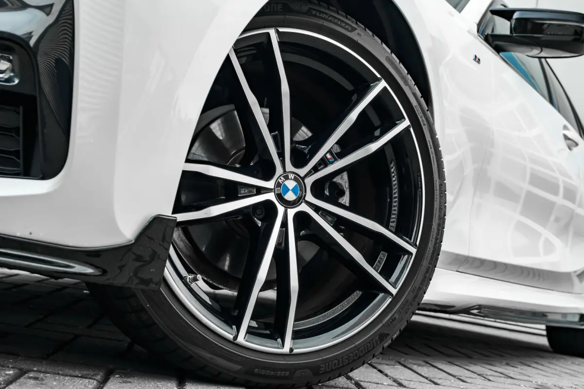 320i High Executive Edition l M Styling l Leder Interieur l Pano Dak l Stoelverwarming l LED l 19"l Navi l Harman Kardon Sound