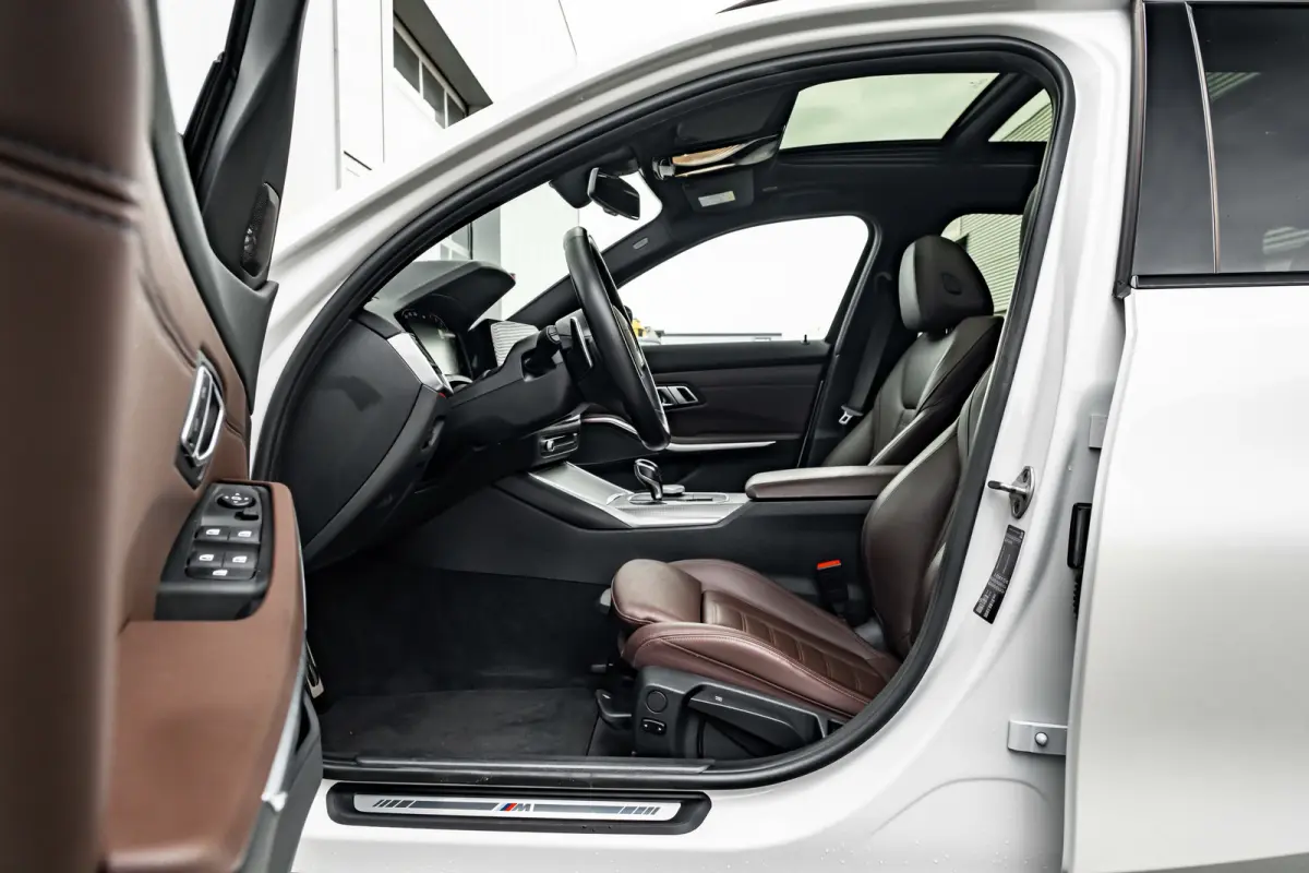 320i High Executive Edition l M Styling l Leder Interieur l Pano Dak l Stoelverwarming l LED l 19"l Navi l Harman Kardon Sound