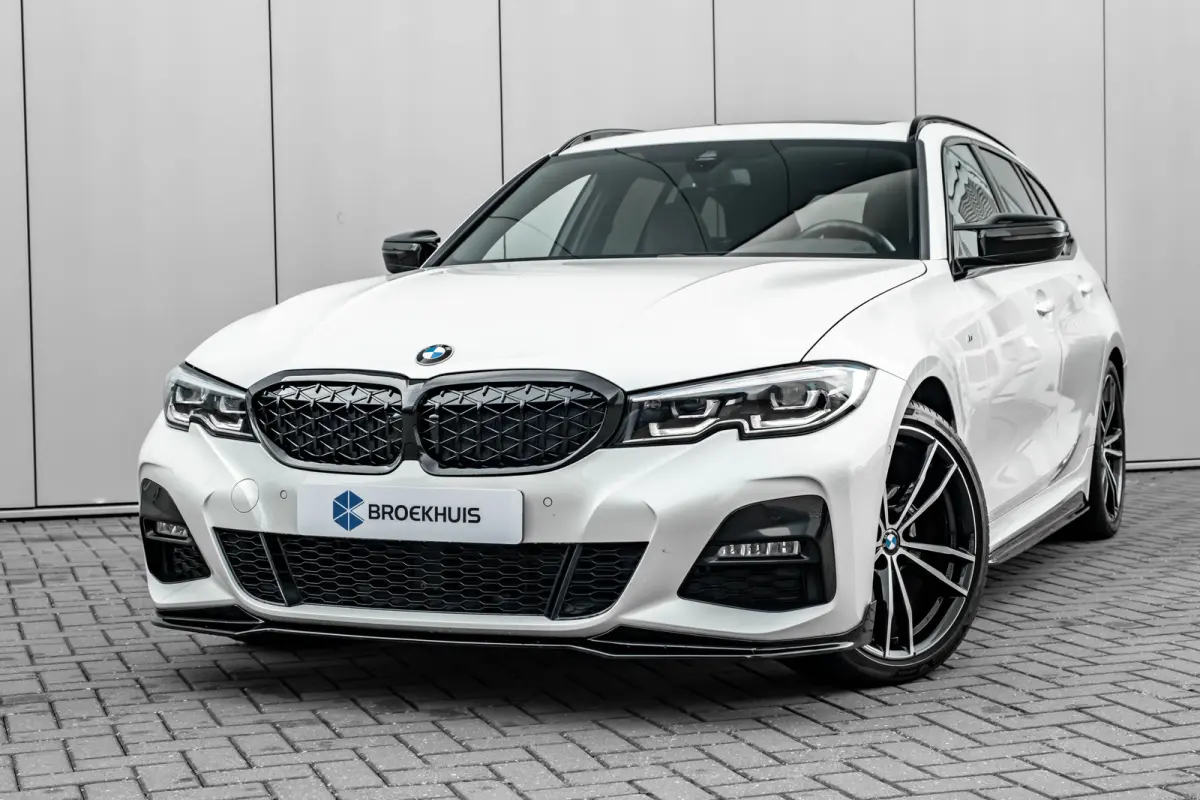 320i High Executive Edition l M Styling l Leder Interieur l Pano Dak l Stoelverwarming l LED l 19"l Navi l Harman Kardon Sound