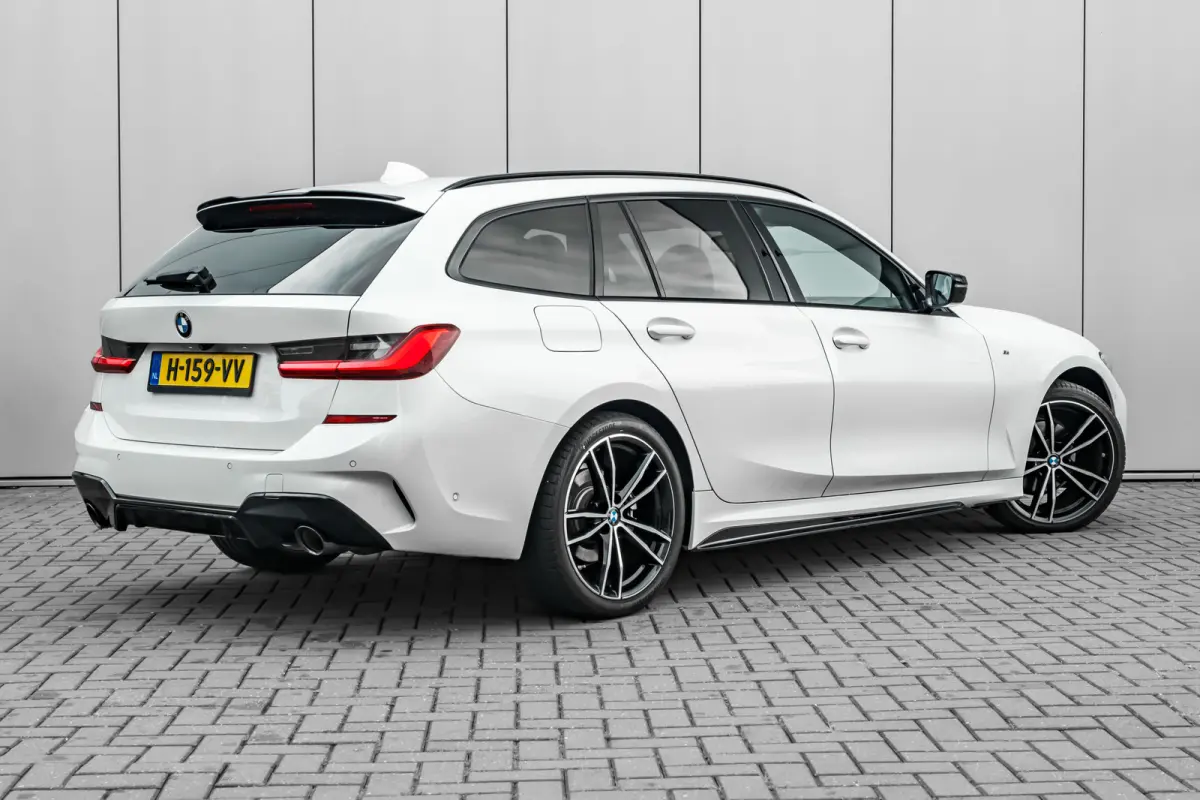 320i High Executive Edition l M Styling l Leder Interieur l Pano Dak l Stoelverwarming l LED l 19"l Navi l Harman Kardon Sound