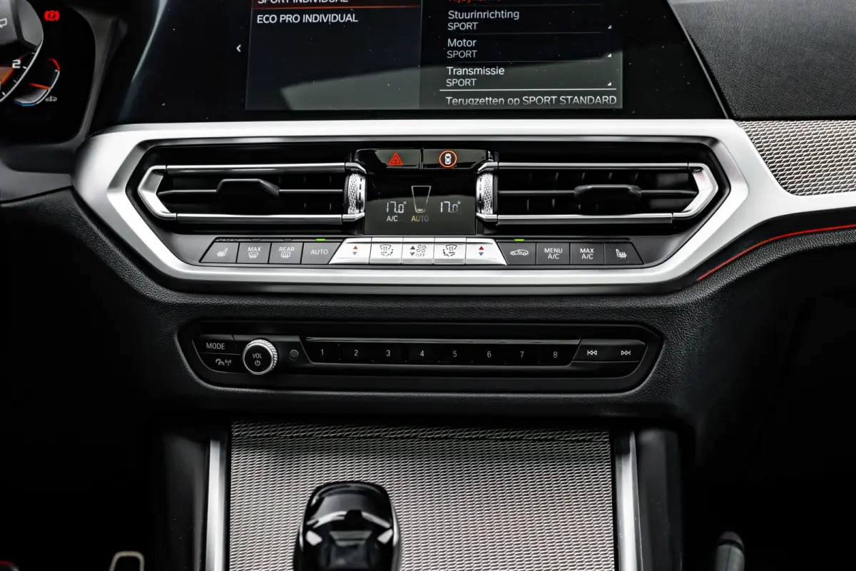320i High Executive Edition l M Styling l Leder Interieur l Pano Dak l Stoelverwarming l LED l 19"l Navi l Harman Kardon Sound