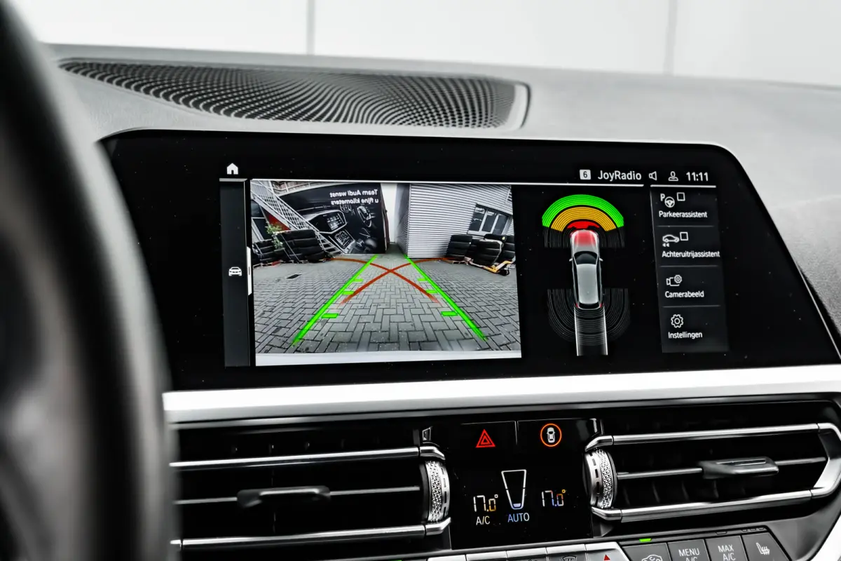 320i High Executive Edition l M Styling l Leder Interieur l Pano Dak l Stoelverwarming l LED l 19"l Navi l Harman Kardon Sound