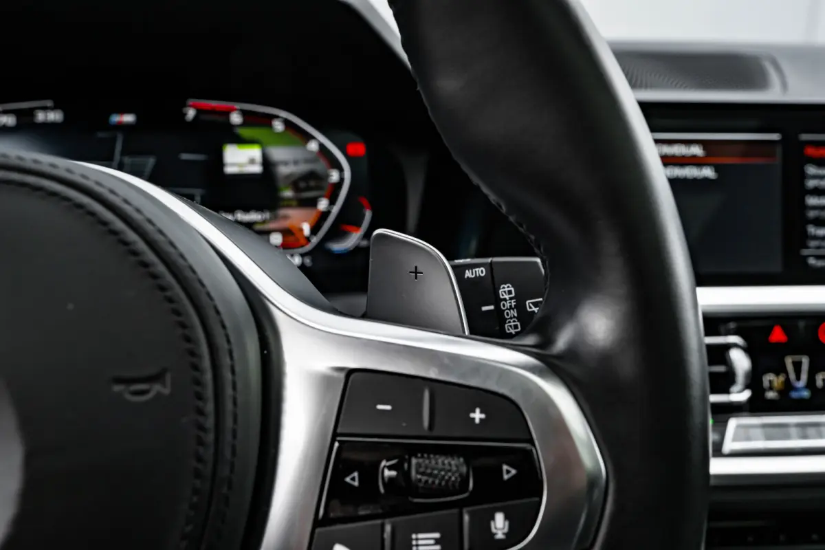320i High Executive Edition l M Styling l Leder Interieur l Pano Dak l Stoelverwarming l LED l 19"l Navi l Harman Kardon Sound