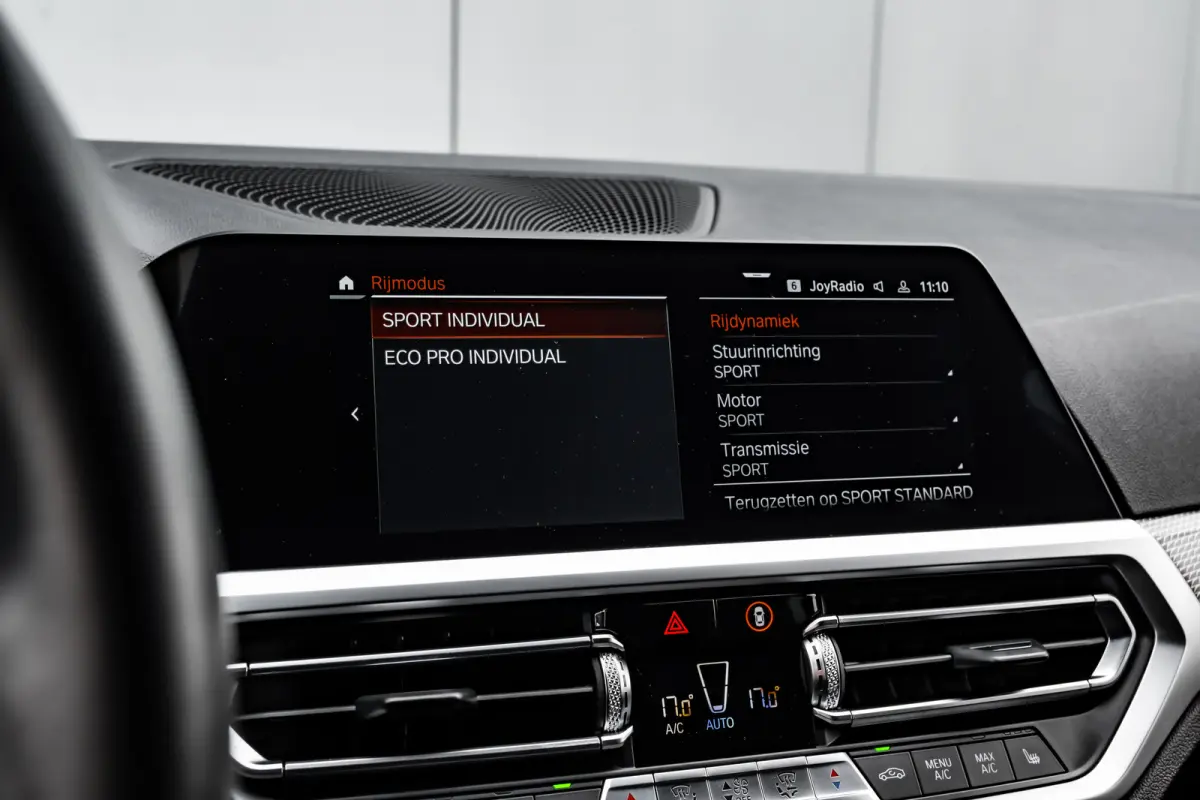 320i High Executive Edition l M Styling l Leder Interieur l Pano Dak l Stoelverwarming l LED l 19"l Navi l Harman Kardon Sound