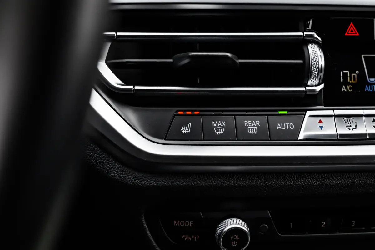 320i High Executive Edition l M Styling l Leder Interieur l Pano Dak l Stoelverwarming l LED l 19"l Navi l Harman Kardon Sound