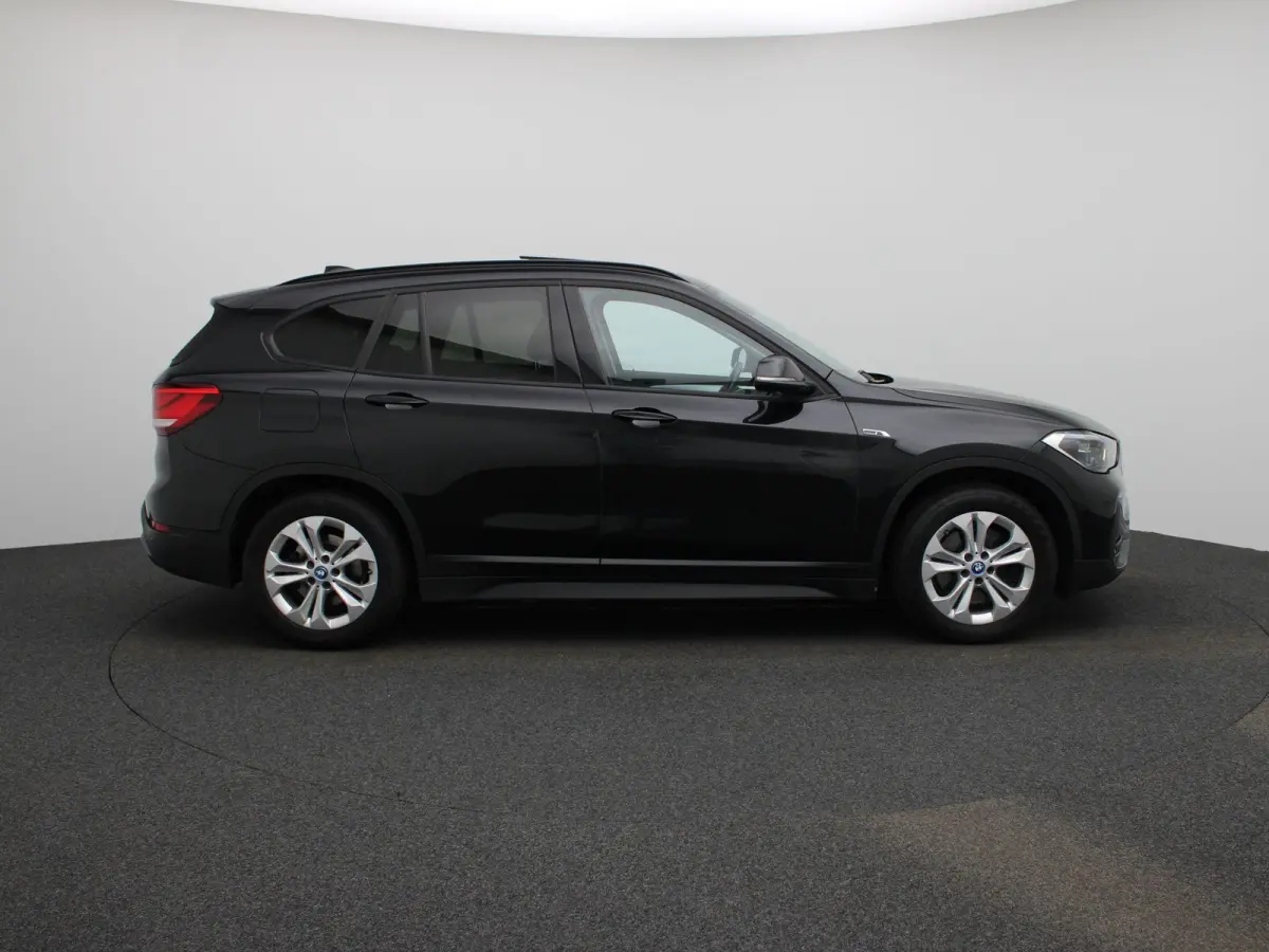 xDrive25e | WORDT VERWACHT | HEAD-UP DISPLAY | TREKHAAK | ELEKTRISCHE ACHTERKLEP | ACHTERUITRIJCAMERA | STOELVERWARMING | NAVIGATIE | BLUETOOTH | CRUISE CONTROL | LICHTMETALEN VELGEN |