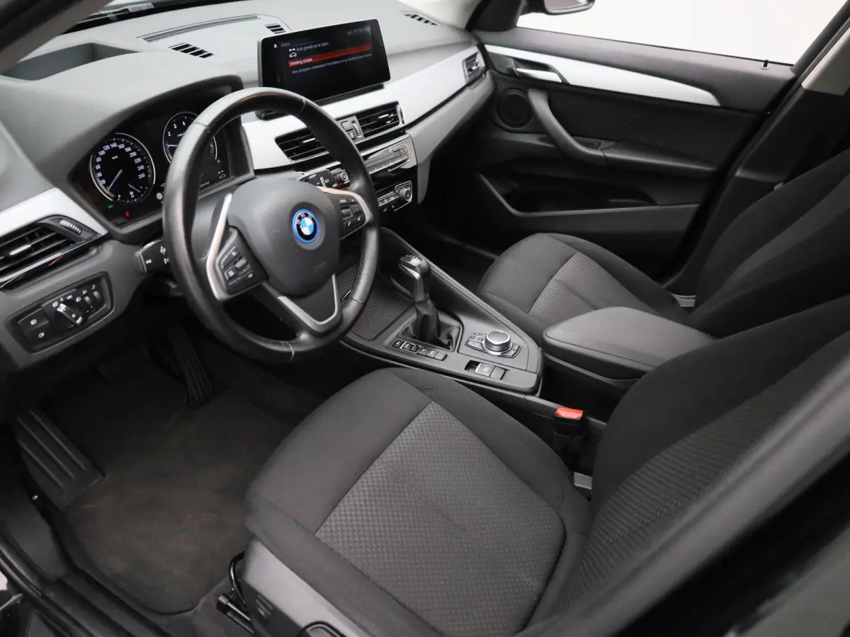 xDrive25e | WORDT VERWACHT | HEAD-UP DISPLAY | TREKHAAK | ELEKTRISCHE ACHTERKLEP | ACHTERUITRIJCAMERA | STOELVERWARMING | NAVIGATIE | BLUETOOTH | CRUISE CONTROL | LICHTMETALEN VELGEN |