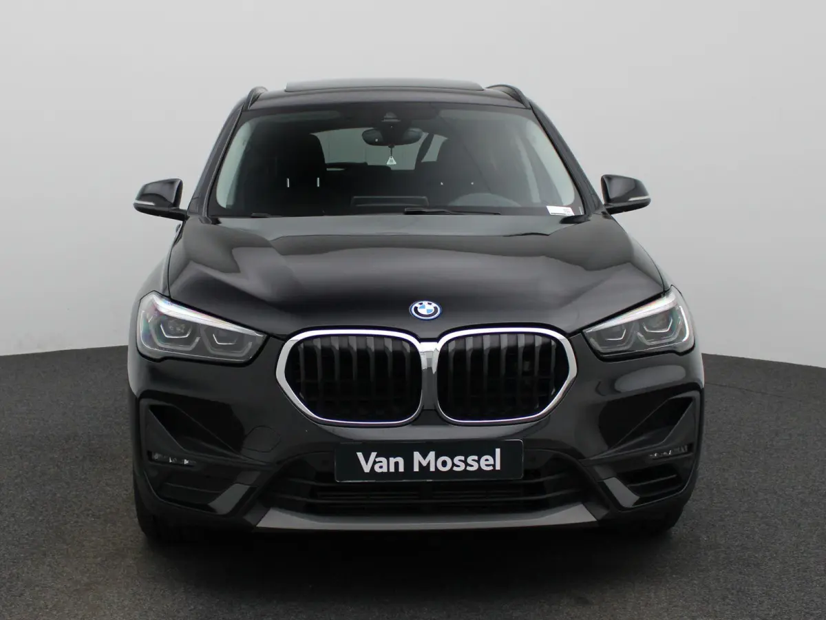 xDrive25e | WORDT VERWACHT | HEAD-UP DISPLAY | TREKHAAK | ELEKTRISCHE ACHTERKLEP | ACHTERUITRIJCAMERA | STOELVERWARMING | NAVIGATIE | BLUETOOTH | CRUISE CONTROL | LICHTMETALEN VELGEN |