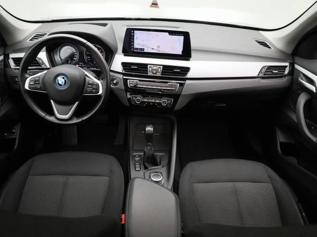 xDrive25e | WORDT VERWACHT | HEAD-UP DISPLAY | TREKHAAK | ELEKTRISCHE ACHTERKLEP | ACHTERUITRIJCAMERA | STOELVERWARMING | NAVIGATIE | BLUETOOTH | CRUISE CONTROL | LICHTMETALEN VELGEN |