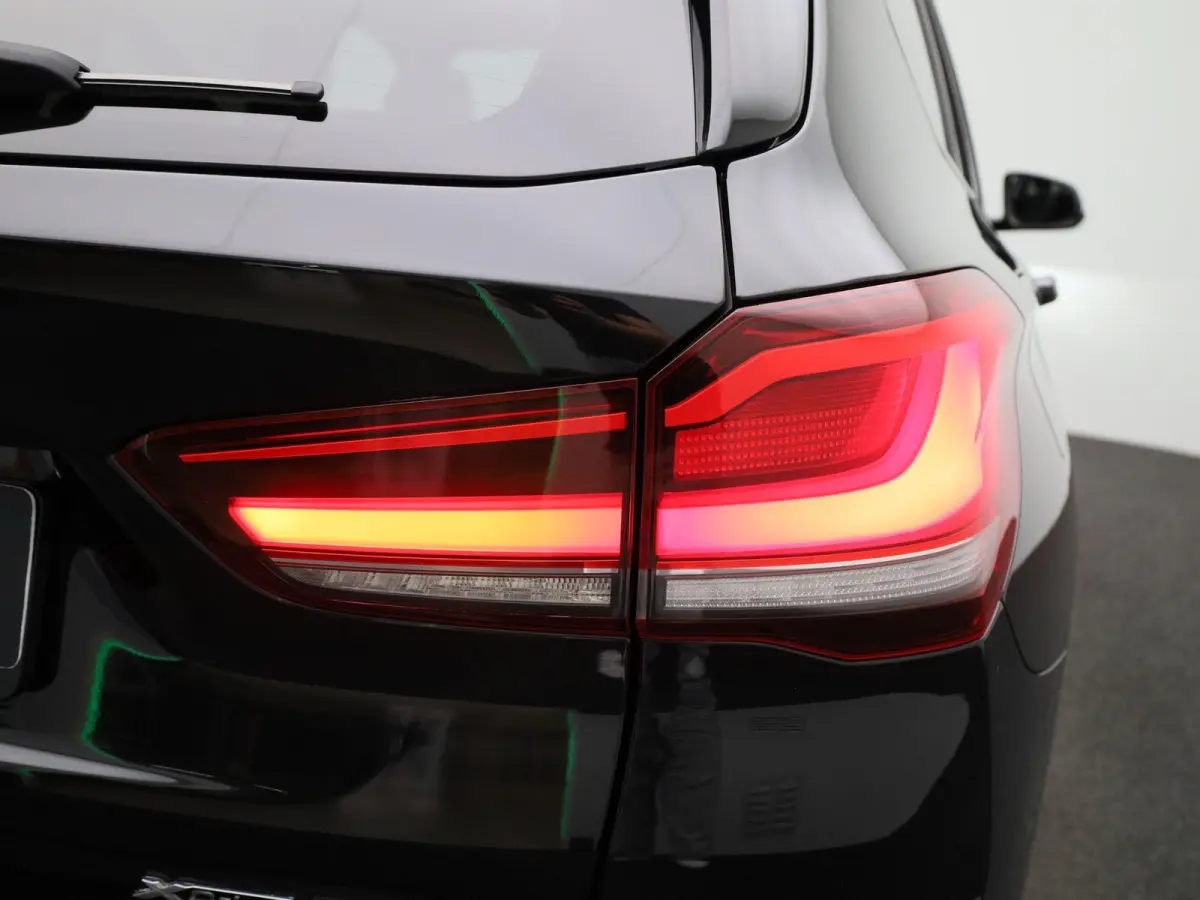 xDrive25e | WORDT VERWACHT | HEAD-UP DISPLAY | TREKHAAK | ELEKTRISCHE ACHTERKLEP | ACHTERUITRIJCAMERA | STOELVERWARMING | NAVIGATIE | BLUETOOTH | CRUISE CONTROL | LICHTMETALEN VELGEN |