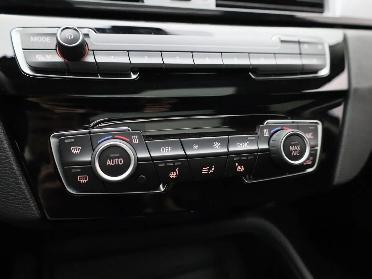 xDrive25e | WORDT VERWACHT | HEAD-UP DISPLAY | TREKHAAK | ELEKTRISCHE ACHTERKLEP | ACHTERUITRIJCAMERA | STOELVERWARMING | NAVIGATIE | BLUETOOTH | CRUISE CONTROL | LICHTMETALEN VELGEN |