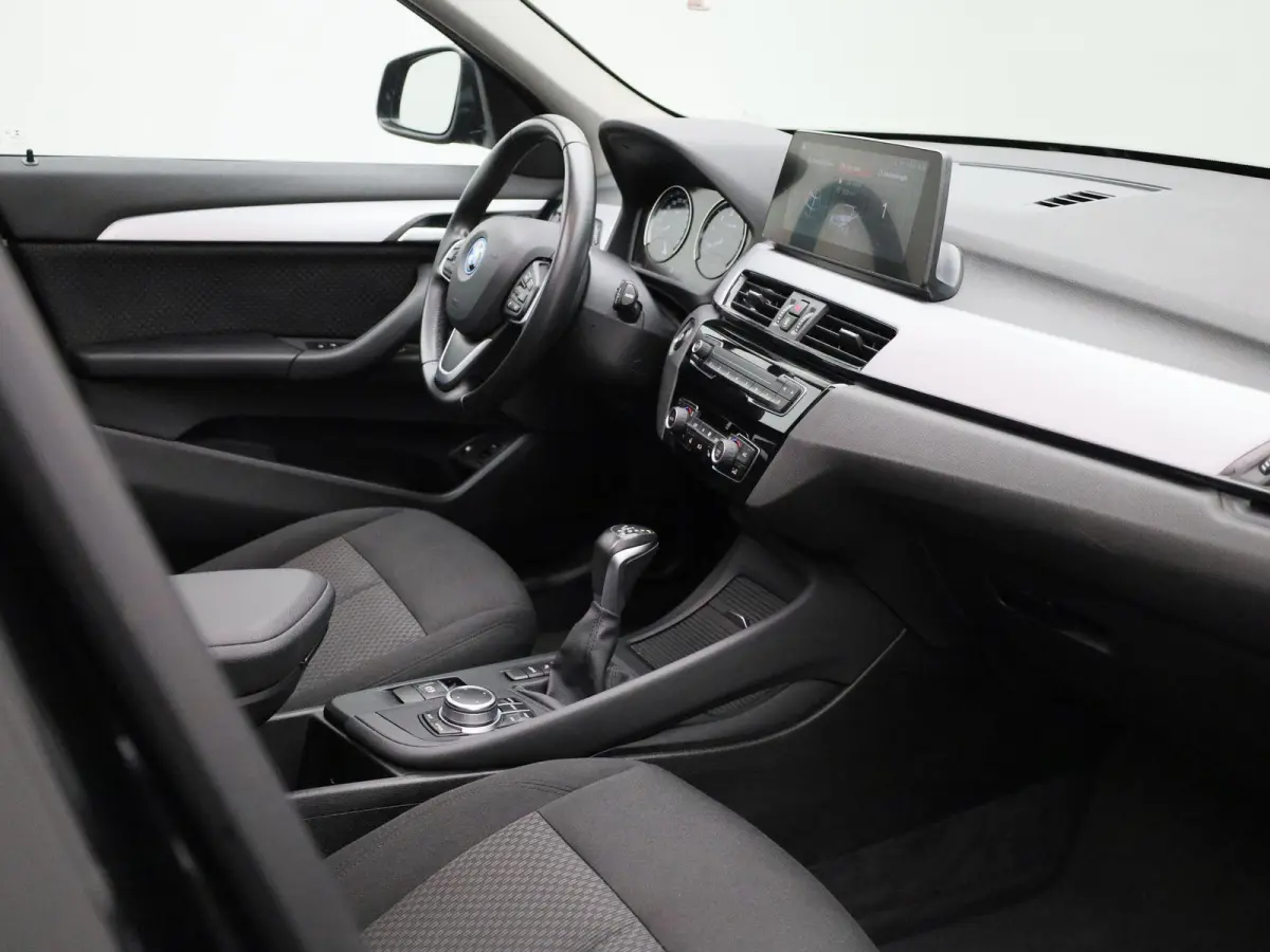 xDrive25e | WORDT VERWACHT | HEAD-UP DISPLAY | TREKHAAK | ELEKTRISCHE ACHTERKLEP | ACHTERUITRIJCAMERA | STOELVERWARMING | NAVIGATIE | BLUETOOTH | CRUISE CONTROL | LICHTMETALEN VELGEN |