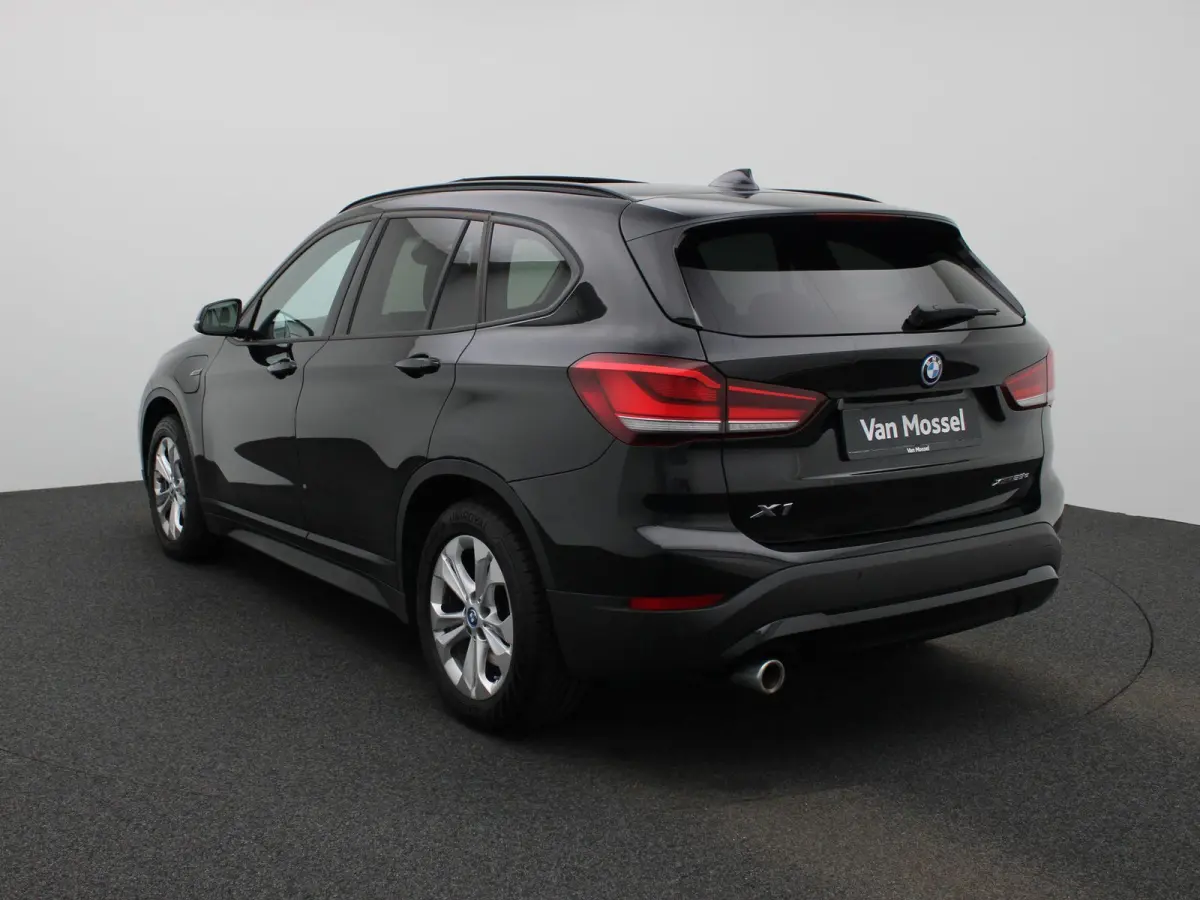 xDrive25e | WORDT VERWACHT | HEAD-UP DISPLAY | TREKHAAK | ELEKTRISCHE ACHTERKLEP | ACHTERUITRIJCAMERA | STOELVERWARMING | NAVIGATIE | BLUETOOTH | CRUISE CONTROL | LICHTMETALEN VELGEN |