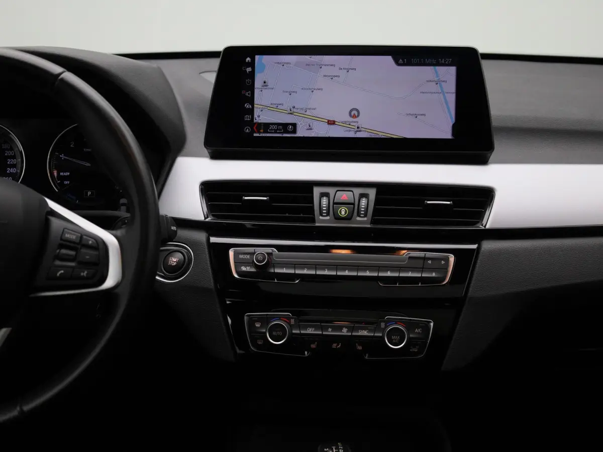 xDrive25e | WORDT VERWACHT | HEAD-UP DISPLAY | TREKHAAK | ELEKTRISCHE ACHTERKLEP | ACHTERUITRIJCAMERA | STOELVERWARMING | NAVIGATIE | BLUETOOTH | CRUISE CONTROL | LICHTMETALEN VELGEN |