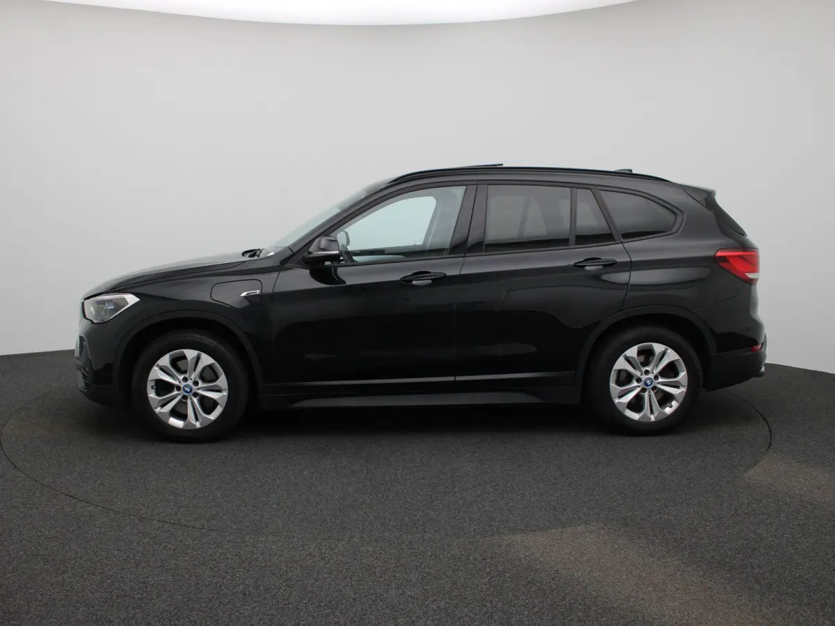 xDrive25e | WORDT VERWACHT | HEAD-UP DISPLAY | TREKHAAK | ELEKTRISCHE ACHTERKLEP | ACHTERUITRIJCAMERA | STOELVERWARMING | NAVIGATIE | BLUETOOTH | CRUISE CONTROL | LICHTMETALEN VELGEN |