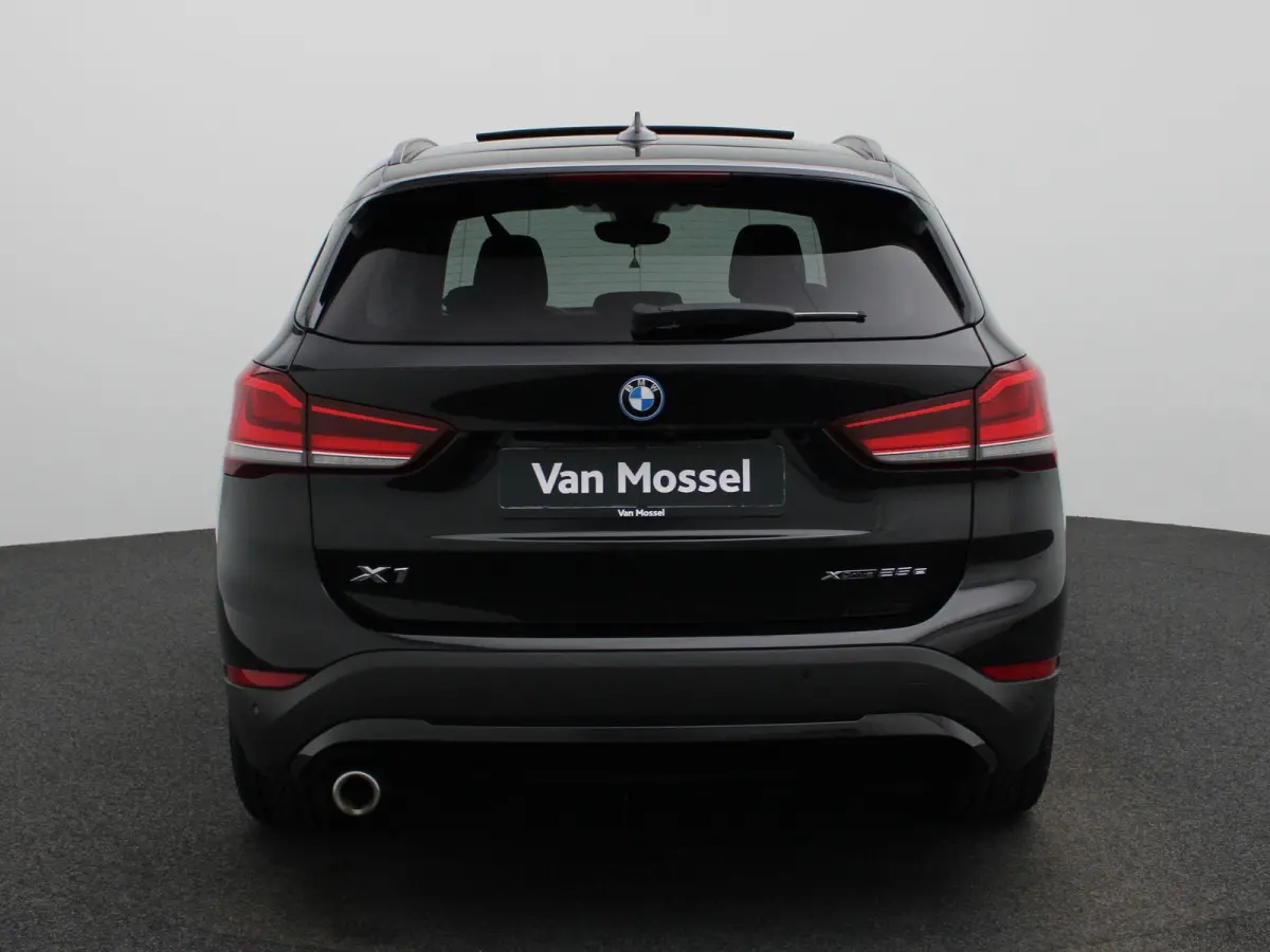 xDrive25e | WORDT VERWACHT | HEAD-UP DISPLAY | TREKHAAK | ELEKTRISCHE ACHTERKLEP | ACHTERUITRIJCAMERA | STOELVERWARMING | NAVIGATIE | BLUETOOTH | CRUISE CONTROL | LICHTMETALEN VELGEN |