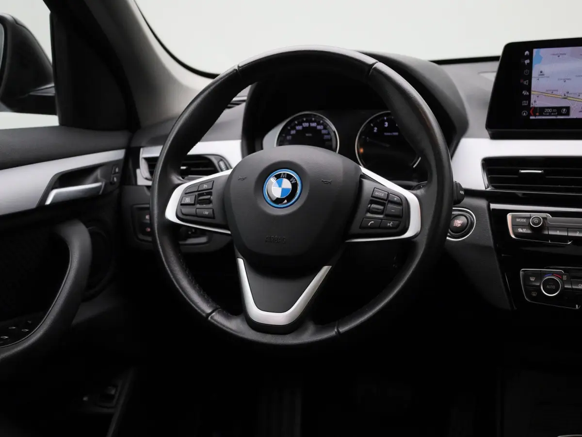 xDrive25e | WORDT VERWACHT | HEAD-UP DISPLAY | TREKHAAK | ELEKTRISCHE ACHTERKLEP | ACHTERUITRIJCAMERA | STOELVERWARMING | NAVIGATIE | BLUETOOTH | CRUISE CONTROL | LICHTMETALEN VELGEN |