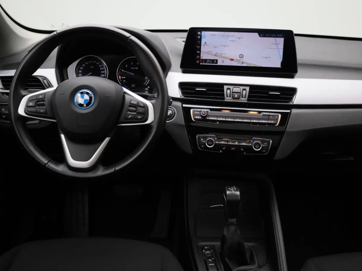 xDrive25e | WORDT VERWACHT | HEAD-UP DISPLAY | TREKHAAK | ELEKTRISCHE ACHTERKLEP | ACHTERUITRIJCAMERA | STOELVERWARMING | NAVIGATIE | BLUETOOTH | CRUISE CONTROL | LICHTMETALEN VELGEN |