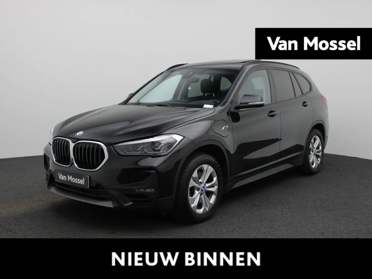 xDrive25e | WORDT VERWACHT | HEAD-UP DISPLAY | TREKHAAK | ELEKTRISCHE ACHTERKLEP | ACHTERUITRIJCAMERA | STOELVERWARMING | NAVIGATIE | BLUETOOTH | CRUISE CONTROL | LICHTMETALEN VELGEN |