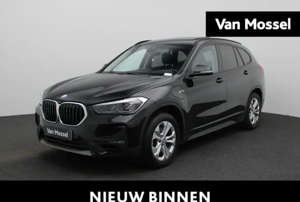 xDrive25e | WORDT VERWACHT | HEAD-UP DISPLAY | TREKHAAK | ELEKTRISCHE ACHTERKLEP | ACHTERUITRIJCAMERA | STOELVERWARMING | NAVIGATIE | BLUETOOTH | CRUISE CONTROL | LICHTMETALEN VELGEN |