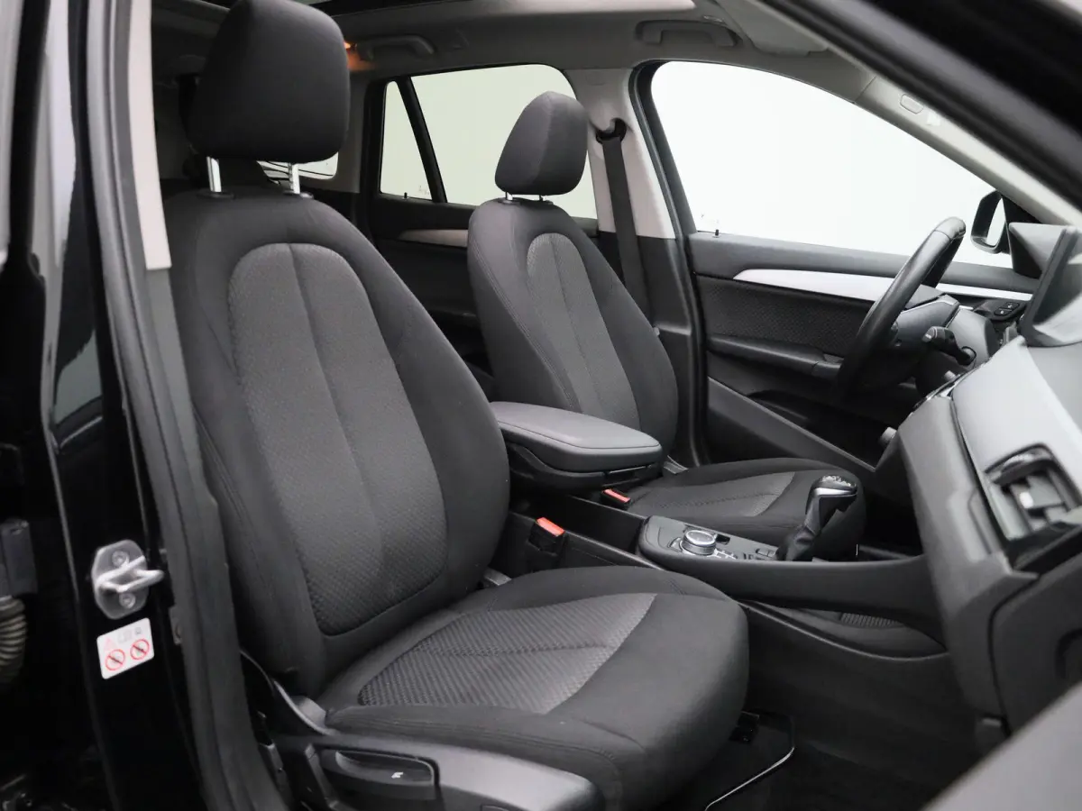 xDrive25e | WORDT VERWACHT | HEAD-UP DISPLAY | TREKHAAK | ELEKTRISCHE ACHTERKLEP | ACHTERUITRIJCAMERA | STOELVERWARMING | NAVIGATIE | BLUETOOTH | CRUISE CONTROL | LICHTMETALEN VELGEN |