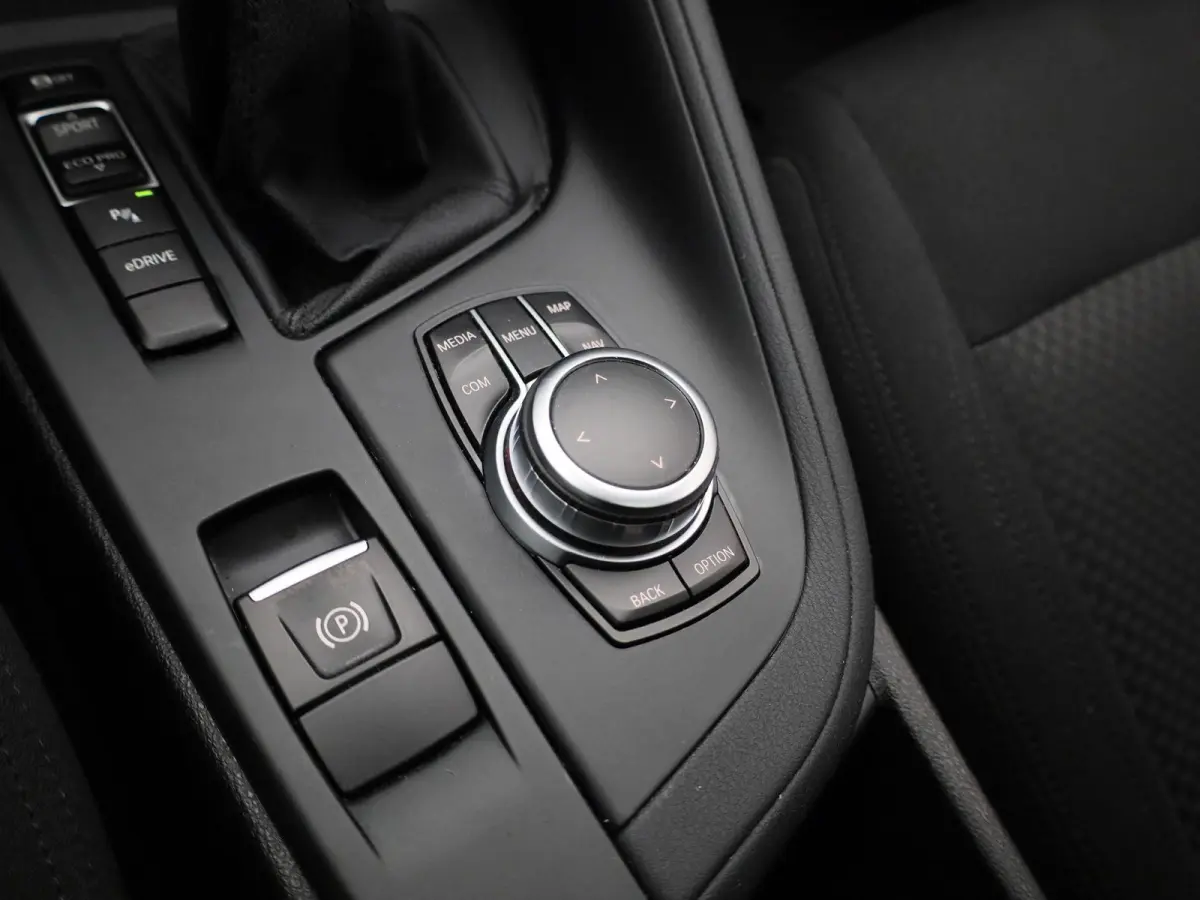 xDrive25e | WORDT VERWACHT | HEAD-UP DISPLAY | TREKHAAK | ELEKTRISCHE ACHTERKLEP | ACHTERUITRIJCAMERA | STOELVERWARMING | NAVIGATIE | BLUETOOTH | CRUISE CONTROL | LICHTMETALEN VELGEN |