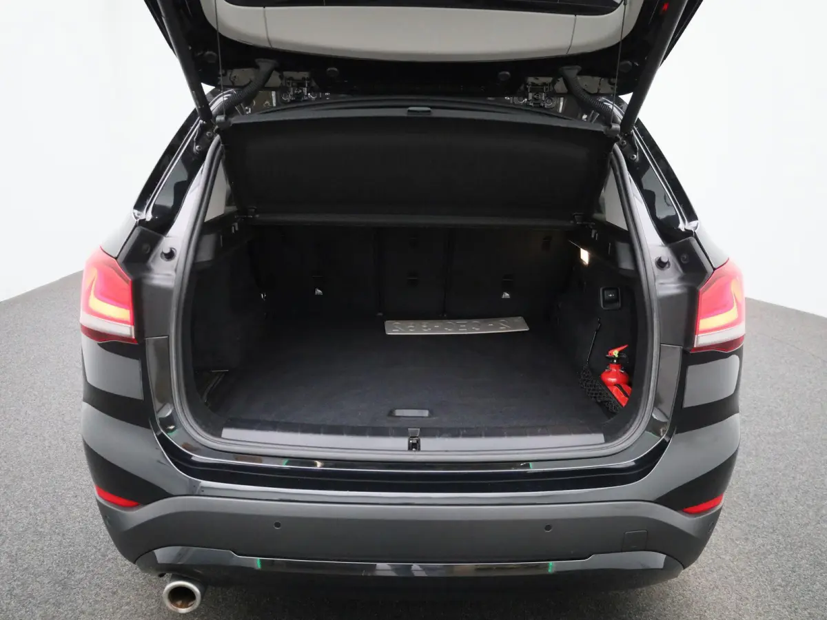 xDrive25e | WORDT VERWACHT | HEAD-UP DISPLAY | TREKHAAK | ELEKTRISCHE ACHTERKLEP | ACHTERUITRIJCAMERA | STOELVERWARMING | NAVIGATIE | BLUETOOTH | CRUISE CONTROL | LICHTMETALEN VELGEN |