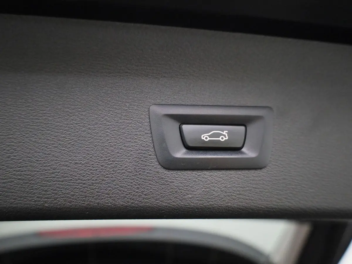 xDrive25e | WORDT VERWACHT | HEAD-UP DISPLAY | TREKHAAK | ELEKTRISCHE ACHTERKLEP | ACHTERUITRIJCAMERA | STOELVERWARMING | NAVIGATIE | BLUETOOTH | CRUISE CONTROL | LICHTMETALEN VELGEN |