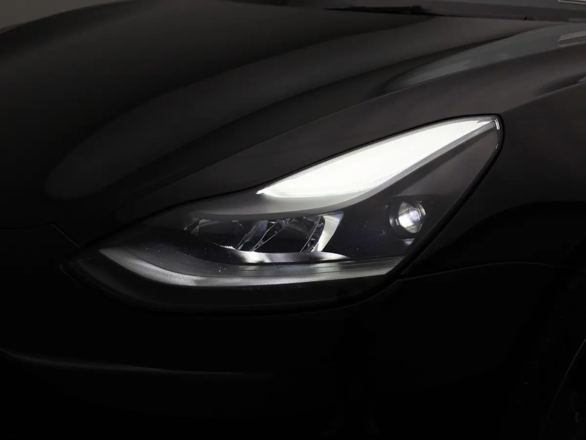 Standard RWD Plus 60 kWh | PANORAMADAK | ACHTERUITRIJCAMERA | ELEKTRISCH VERSTELBARE VOORSTOELEN | LED VERLICHTING | ELEKTRISCHE ACHTERKLEP | NAVIGATIE |