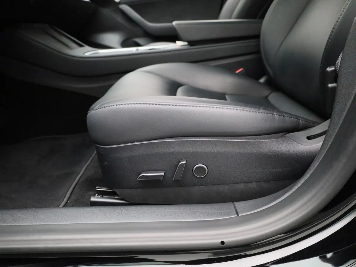 Standard RWD Plus 60 kWh | PANORAMADAK | ACHTERUITRIJCAMERA | ELEKTRISCH VERSTELBARE VOORSTOELEN | LED VERLICHTING | ELEKTRISCHE ACHTERKLEP | NAVIGATIE |