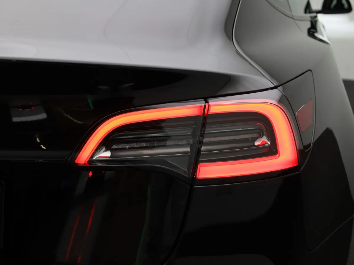 Standard RWD Plus 60 kWh | PANORAMADAK | ACHTERUITRIJCAMERA | ELEKTRISCH VERSTELBARE VOORSTOELEN | LED VERLICHTING | ELEKTRISCHE ACHTERKLEP | NAVIGATIE |
