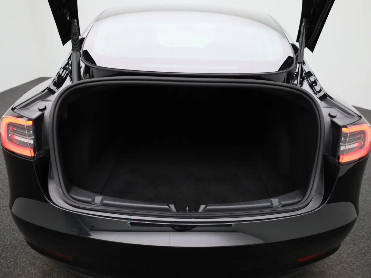 Standard RWD Plus 60 kWh | PANORAMADAK | ACHTERUITRIJCAMERA | ELEKTRISCH VERSTELBARE VOORSTOELEN | LED VERLICHTING | ELEKTRISCHE ACHTERKLEP | NAVIGATIE |