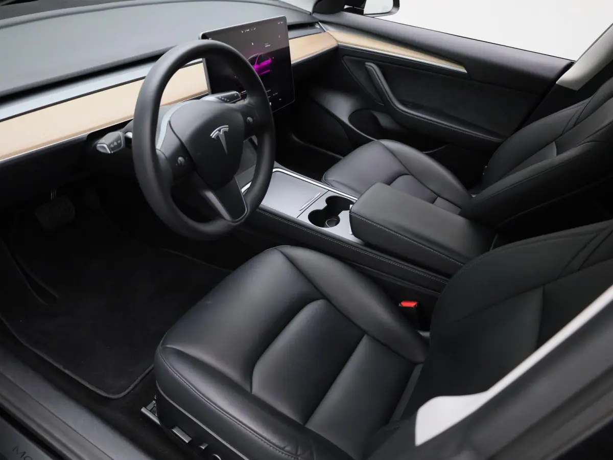 Standard RWD Plus 60 kWh | PANORAMADAK | ACHTERUITRIJCAMERA | ELEKTRISCH VERSTELBARE VOORSTOELEN | LED VERLICHTING | ELEKTRISCHE ACHTERKLEP | NAVIGATIE |