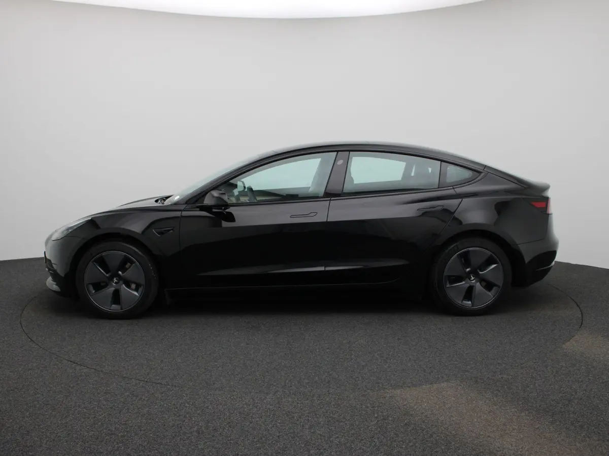 Standard RWD Plus 60 kWh | PANORAMADAK | ACHTERUITRIJCAMERA | ELEKTRISCH VERSTELBARE VOORSTOELEN | LED VERLICHTING | ELEKTRISCHE ACHTERKLEP | NAVIGATIE |