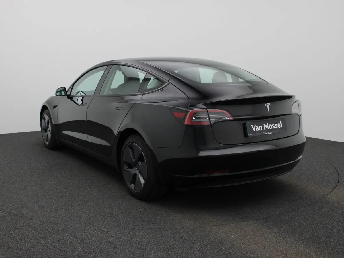 Standard RWD Plus 60 kWh | PANORAMADAK | ACHTERUITRIJCAMERA | ELEKTRISCH VERSTELBARE VOORSTOELEN | LED VERLICHTING | ELEKTRISCHE ACHTERKLEP | NAVIGATIE |