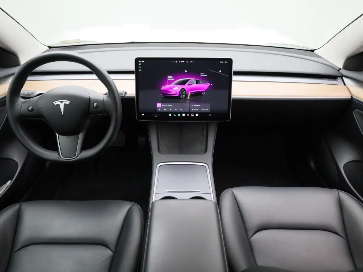 Standard RWD Plus 60 kWh | PANORAMADAK | ACHTERUITRIJCAMERA | ELEKTRISCH VERSTELBARE VOORSTOELEN | LED VERLICHTING | ELEKTRISCHE ACHTERKLEP | NAVIGATIE |