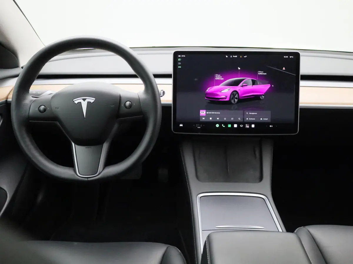 Standard RWD Plus 60 kWh | PANORAMADAK | ACHTERUITRIJCAMERA | ELEKTRISCH VERSTELBARE VOORSTOELEN | LED VERLICHTING | ELEKTRISCHE ACHTERKLEP | NAVIGATIE |