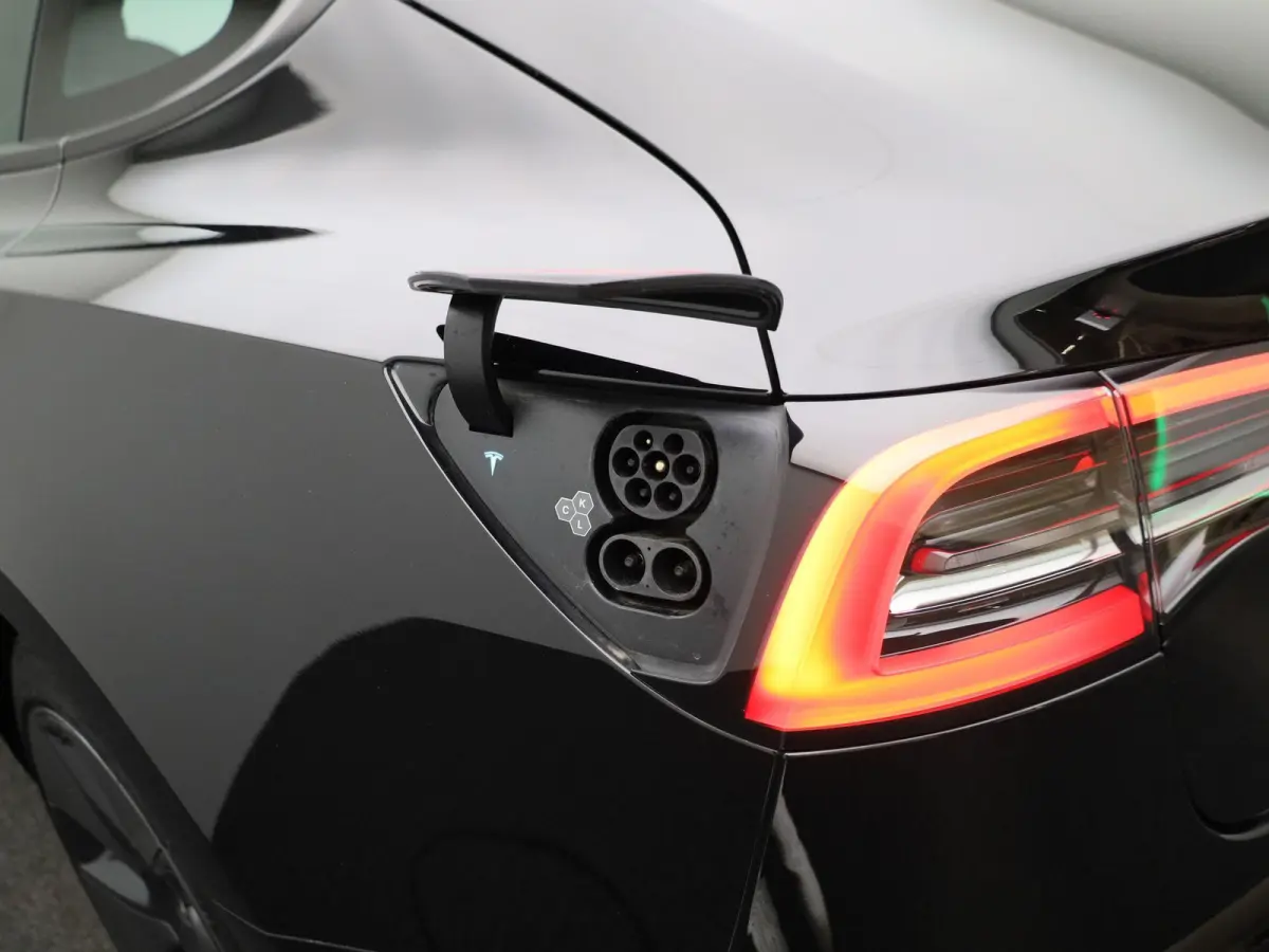 Standard RWD Plus 60 kWh | PANORAMADAK | ACHTERUITRIJCAMERA | ELEKTRISCH VERSTELBARE VOORSTOELEN | LED VERLICHTING | ELEKTRISCHE ACHTERKLEP | NAVIGATIE |
