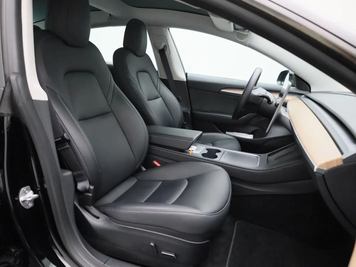 Standard RWD Plus 60 kWh | PANORAMADAK | ACHTERUITRIJCAMERA | ELEKTRISCH VERSTELBARE VOORSTOELEN | LED VERLICHTING | ELEKTRISCHE ACHTERKLEP | NAVIGATIE |