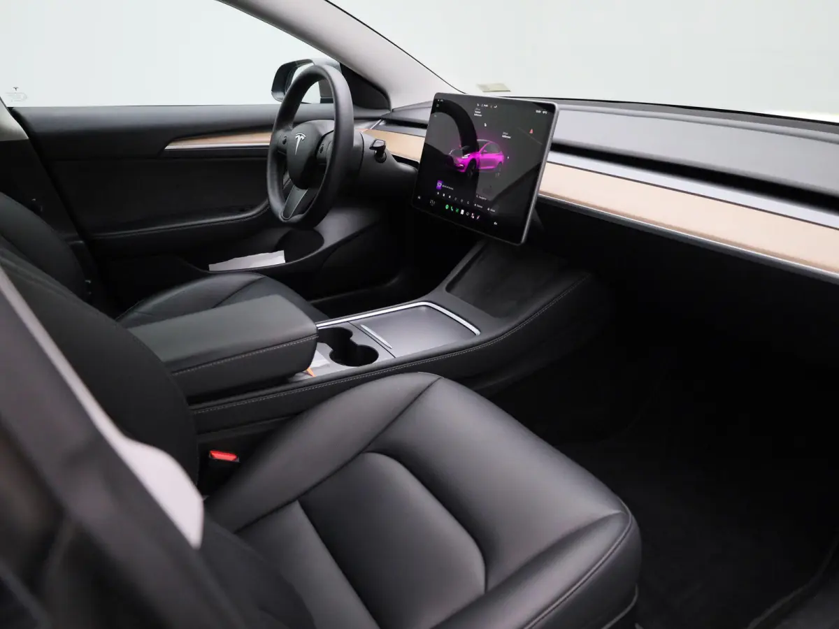 Standard RWD Plus 60 kWh | PANORAMADAK | ACHTERUITRIJCAMERA | ELEKTRISCH VERSTELBARE VOORSTOELEN | LED VERLICHTING | ELEKTRISCHE ACHTERKLEP | NAVIGATIE |