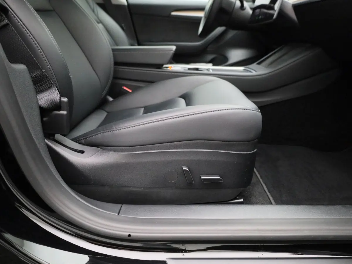 Standard RWD Plus 60 kWh | PANORAMADAK | ACHTERUITRIJCAMERA | ELEKTRISCH VERSTELBARE VOORSTOELEN | LED VERLICHTING | ELEKTRISCHE ACHTERKLEP | NAVIGATIE |