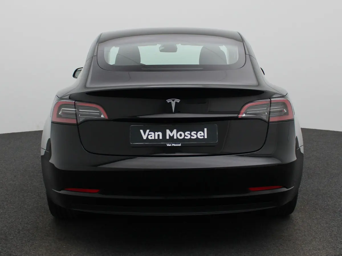 Standard RWD Plus 60 kWh | PANORAMADAK | ACHTERUITRIJCAMERA | ELEKTRISCH VERSTELBARE VOORSTOELEN | LED VERLICHTING | ELEKTRISCHE ACHTERKLEP | NAVIGATIE |
